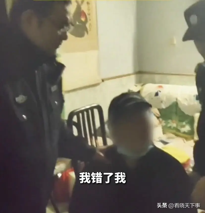 男子在女厕所偷窥被抓，母亲情绪崩溃边打边骂，信息量很大！