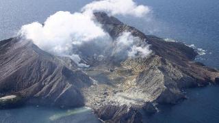 白岛惨案：游客看火山突然喷发，22人遇难，4次前兆被忽视