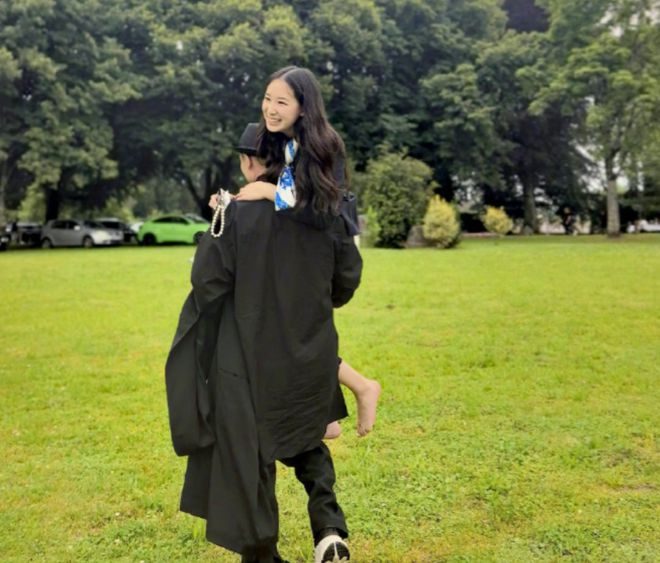 赵文卓夫妻接女儿回家，大女儿读国外瑞士名校，一年学费近百万