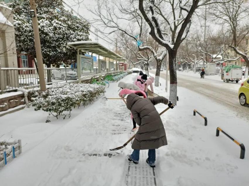 大雪纷飞驱春意，清雪保畅有“暖医”