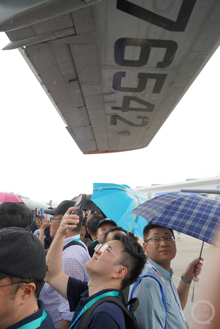 中国航展第二日 雨中观展热情不减