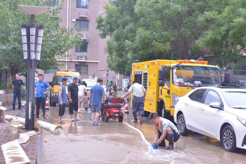 河北涿州：居民小区排水 推进生活秩序有序恢复