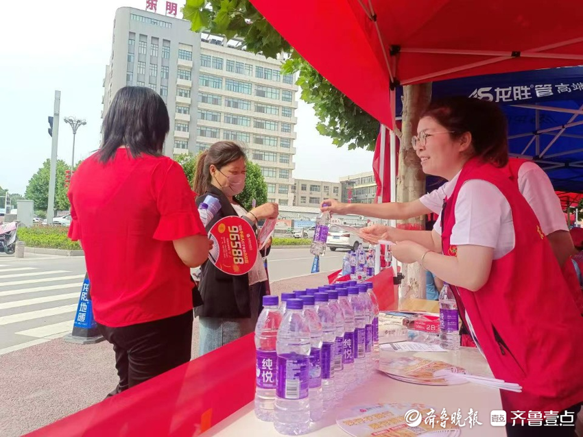 东明农商银行开展高考便民志愿服务活动