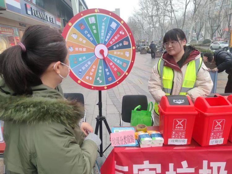 济南市历下区燕山街道学习雷锋，环保先行