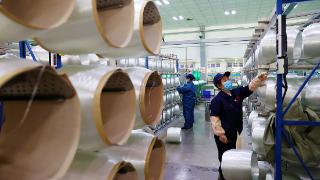重庆：企业工人春节坚守岗位赶制玻纤订单