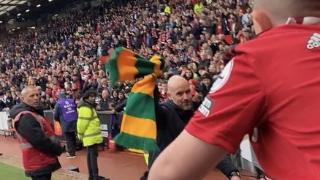 曼联本轮对阵维拉，滕哈赫捡起球迷扔的黄绿色围巾