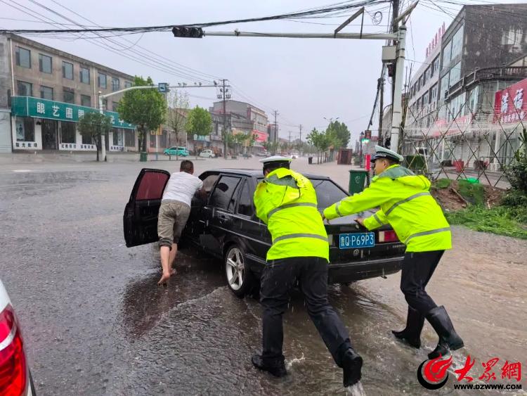 暴雨突袭“警”急守护|临港交警化身风雨“守路人”