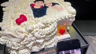赵继伟与妻子庆祝结婚9周年️订制二人首张合照的浪漫蛋糕