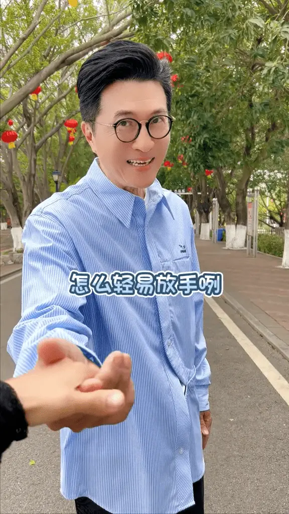 61岁港星宣布脱单！牵手东北女友甜蜜表白，曾与小23岁女星恋爱