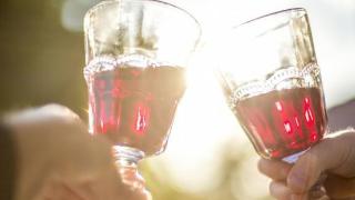 喝酒伤肝伤肾全身？长期喝酒的人出现这四个症状，劝你该戒酒了