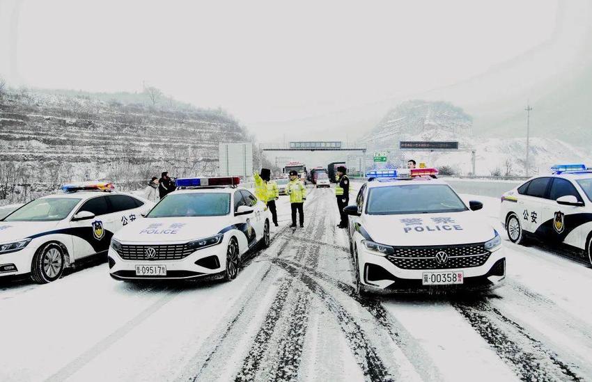 雪后大雾晋冀省界1700余辆车滞留 两省高速交警接力带道通行