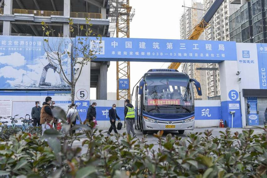 春运首日，专车送行助城市建设者返乡