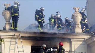 法国凡尔赛宫短暂失火，多名游客称现场能闻到浓烟的气味