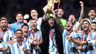 阿根廷国家队夺冠游行庆祝，而他们是被直升飞机接走的