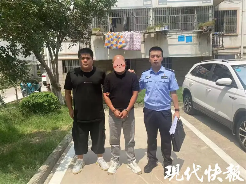 光头男戴假发“拉车门”行窃，用赃款请人喝酒时被抓