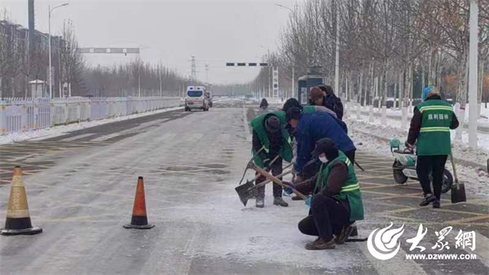 垦利区城市管理局环卫工人奋战一线 全力清除道路冰层积雪