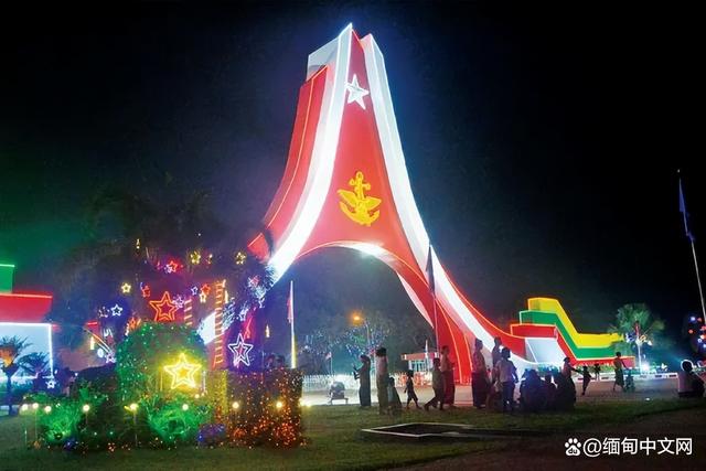 缅甸建军节大阅兵，三军总司令敏昂莱大将发表讲话，看现场图片