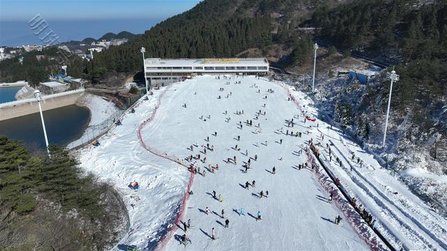 九宫山滑雪场开滑，游客争相体验高山滑雪乐趣