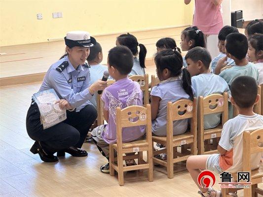 德州天衢新区长河街道德馨社区联合德州交警直属二大队开展“交安进校园，安全护童行”交通安全教育活动