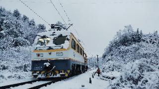 贵阳供电段积极应战入冬首场风雪