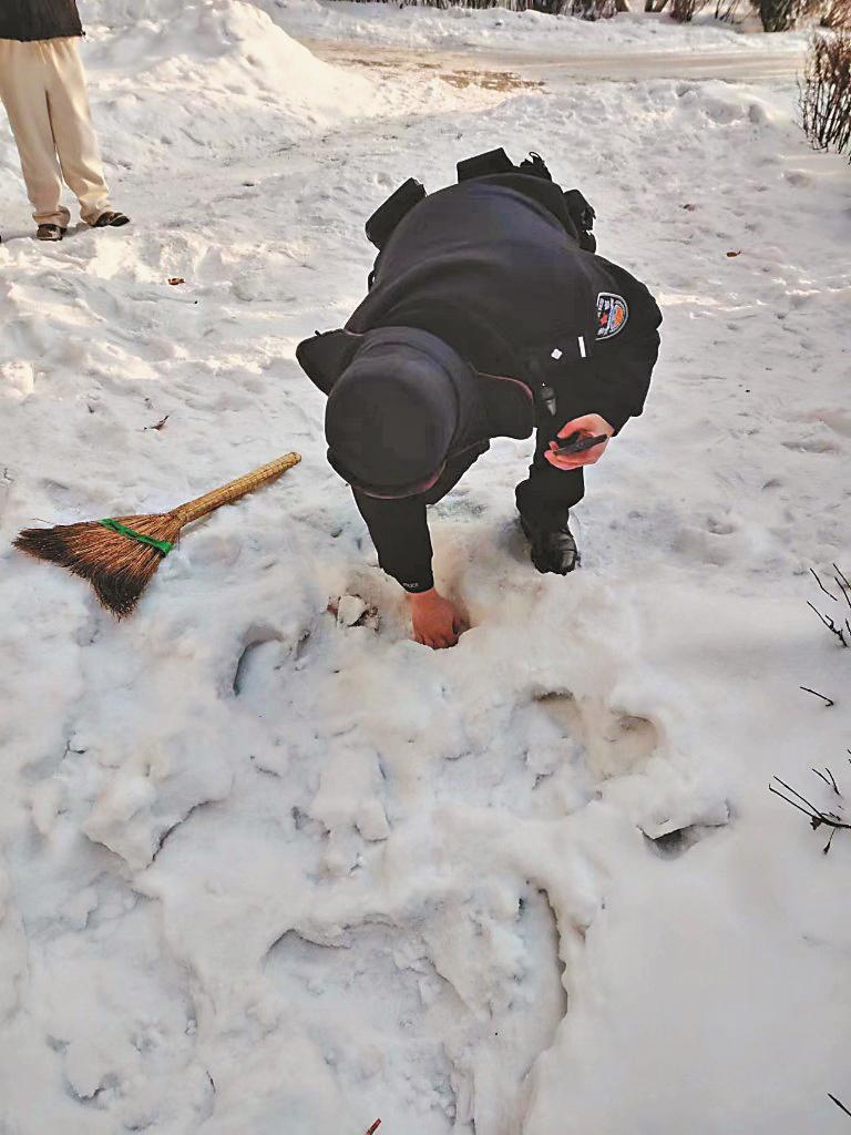 广东游客婚戒掉雪地  民警徒手翻找半小时