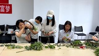 平安产险三门峡中支组织员工开展艾草花环DIY活动