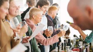 葡萄酒取样的公平性是争议的焦点？酒类大赛及其他评比的公平性