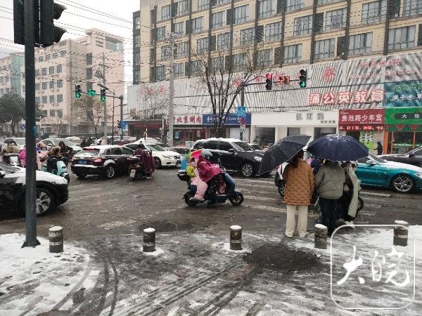 合肥降雪路滑 不少人冒雪出行摔倒 市民路上需注意安全