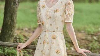 法式蕾丝印花连衣裙，轻松玩转夏日茶歇的田园风格
