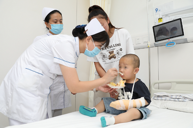 医生与时间赛跑 西安红会医院欧学海团队成功植活2岁幼童断指