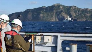 日本船靠近钓鱼岛，解放军直升机骑脸呼啸，机身涂装4个大字