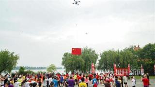 千名跑友齐聚东湖，以奔跑之姿祝福伟大祖国