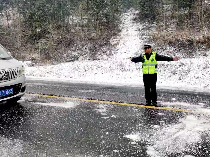 湖南张家界：大雪致山区道路积雪结冰 交警公路部门联动保畅通