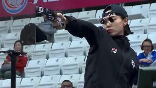反戴黑帽子表情冰冷 韩国女运动员因冷酷脸走红 马斯克：她应该演动作片