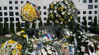 中国驻南联盟使馆被炸24周年，使馆旧址前摆满鲜花