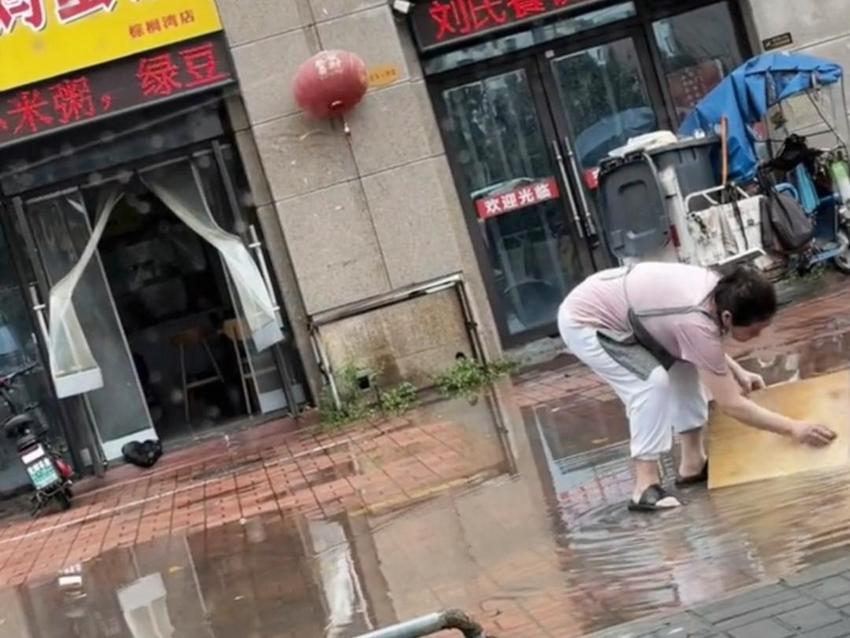 江苏徐州一小吃店用路边积水清洗菜板？当地市场监管部门回应