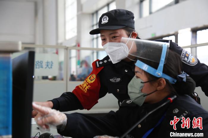 （新春走基层）苦练射击只为形成肌肉记忆 女“神枪手”护航兔年春运一线