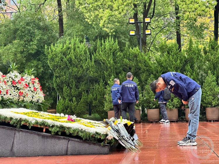 清明节，重庆市民自发冒雨来到烈士墓献花祭扫