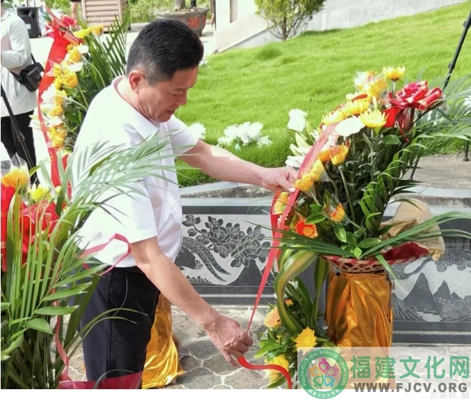 泉港区举行向陈平山烈士纪念碑敬献花篮仪式