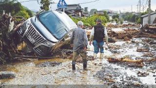 日本西南部暴雨引发山洪