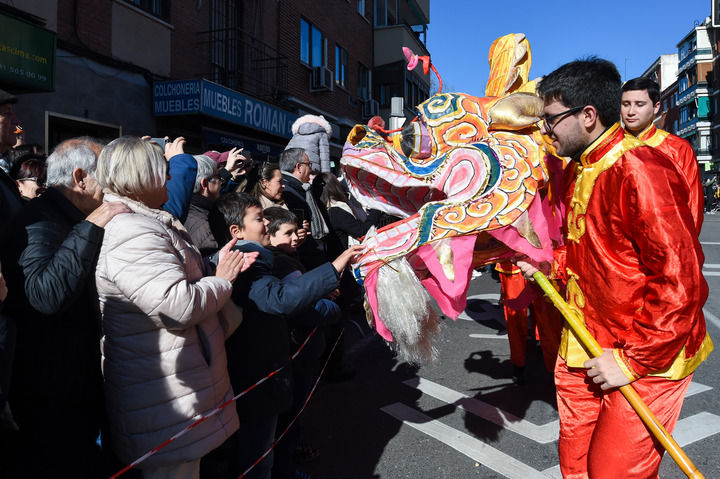 世界各地点亮“中国红”全球地标共享盎然春意同迎温暖的未来