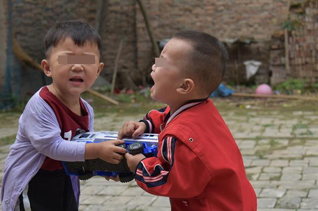 “你走开，我不跟你玩！”孩子被无情拒绝时，妈妈的反应很重要