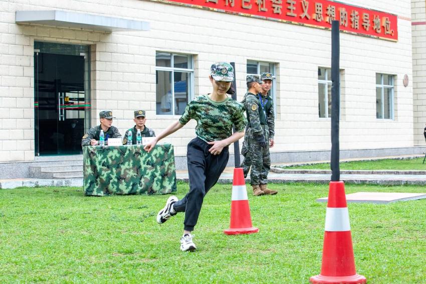 武警北海支队：中小学生进军营增强国防意识