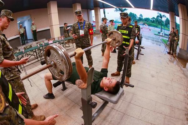 “燃爆夏日” 武警防城港支队举行军事体育运动会