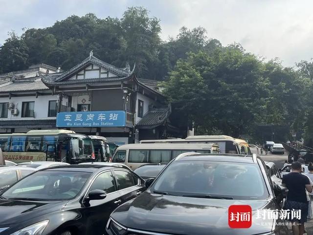 峨眉山景区观光车票价偏高峨眉山景区未设交通管制