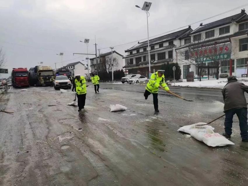 雨中守护，潍坊交警坚守岗位护航市民出行