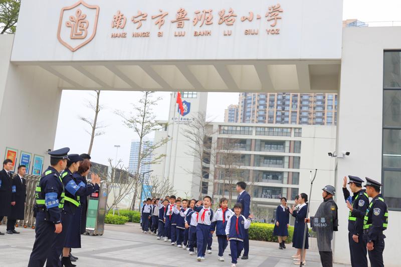 南宁首个校园责任民警制在鲁班路小学启动