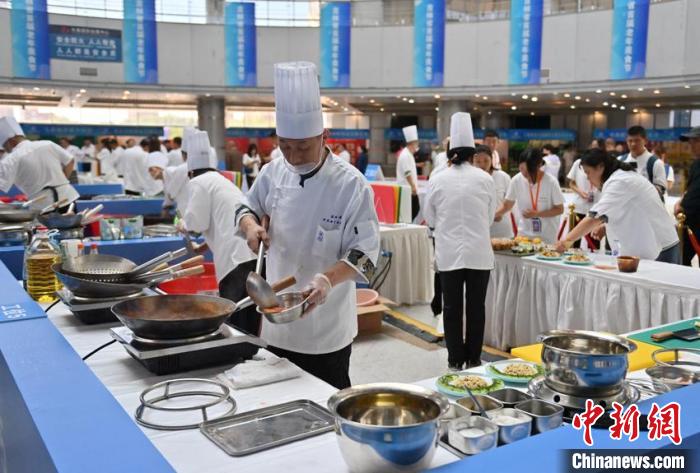 吉林长春：大厨同台竞技养老膳食烹饪