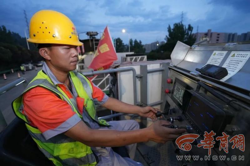 路面72℃！西安绕城专项维修整治工程酷暑下“加速跑”