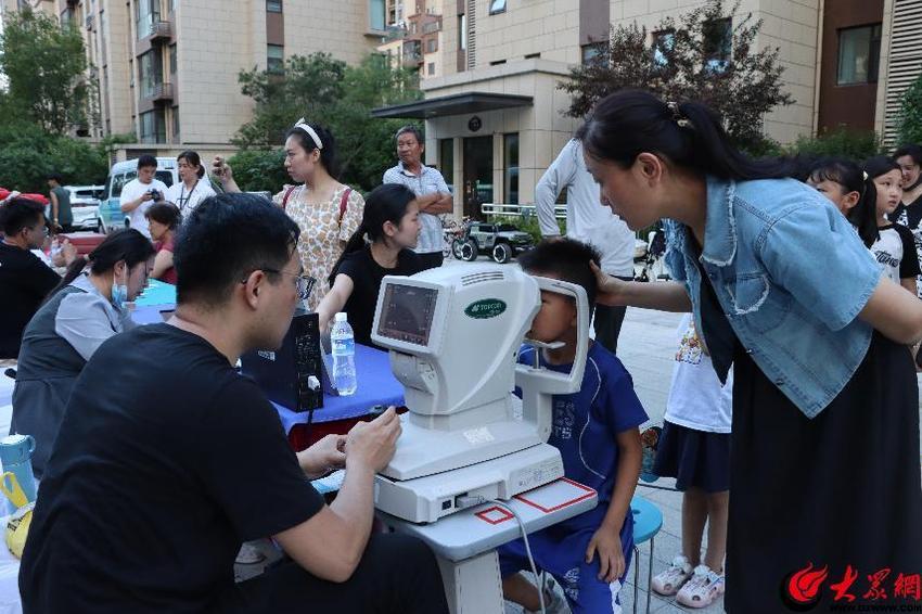 【金升华府·夏日盛宴】安泰物业共庆建军节，邻里共享露天电影时光